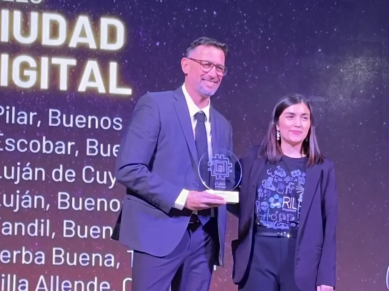 El secretario de Desarrollo Productivo e Innovación, Diego Martín, recibió el sello en representación del intendente Miguel Lunghi