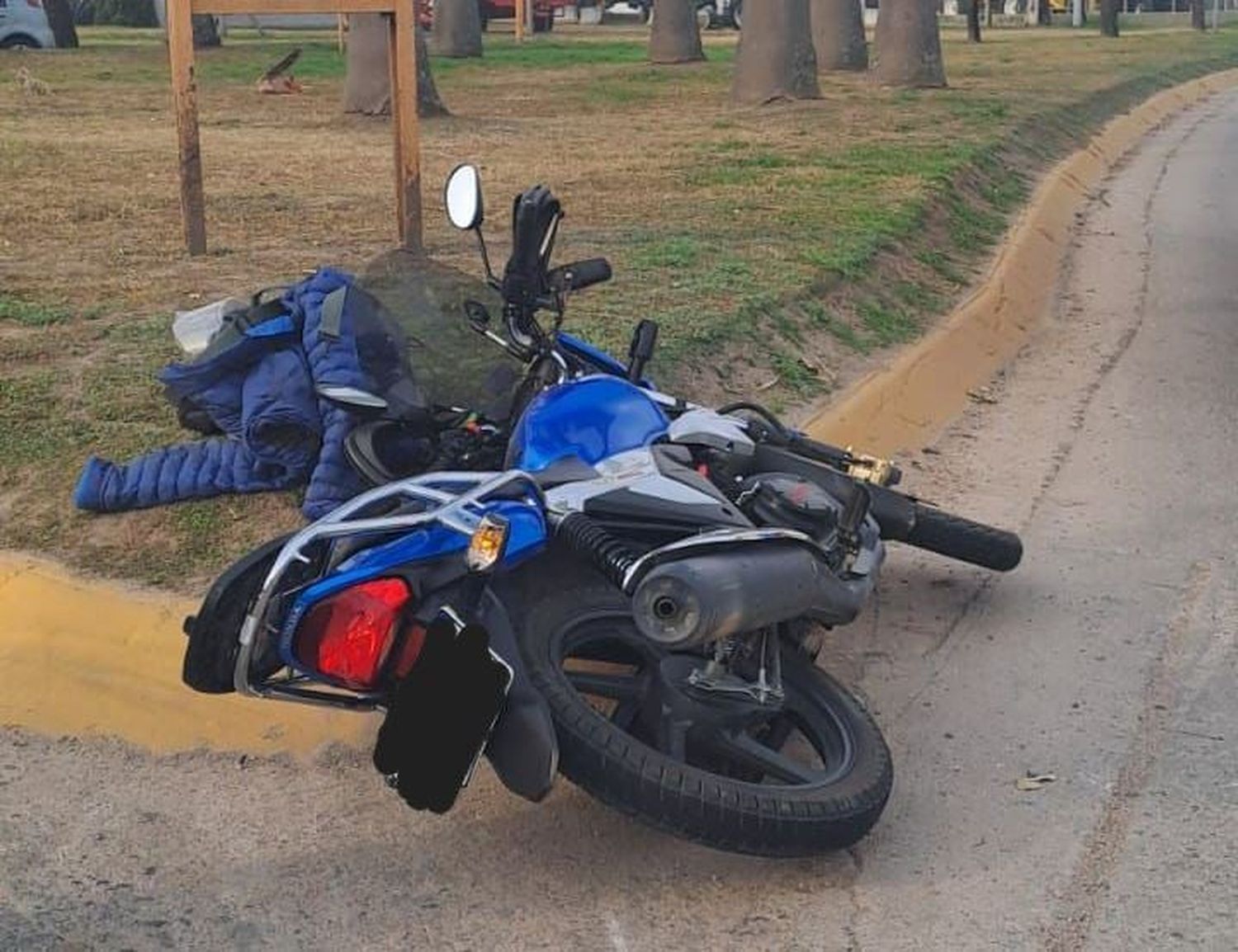 Perdió el control de la moto y cayó al asfalto