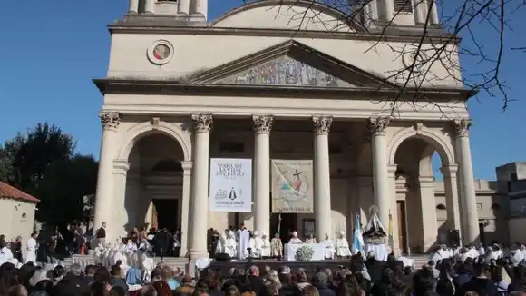 Multitudinaria misa para la asunción de Monseñor Benna como obispo de Morón: "Vengo a servir y a lavar los pies"