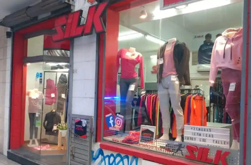 Encerraron a la empleada en el baño y se robaron varias prendas