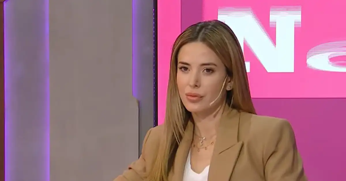 En los videos se observan fajos envueltos en bolsas de plástico transparente, ordenados en cajones y estantes de un vestidor masculino que, de acuerdo con la publicación, habría sido filmado por la propia Cirio.