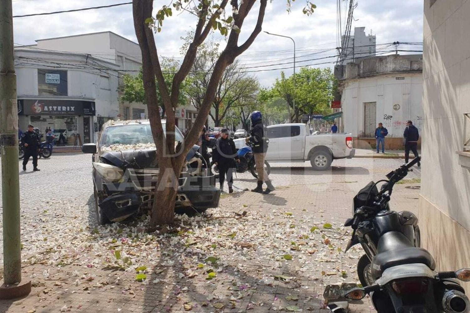 Fuerte choque en microcentro: una camioneta policial se incrustó en un árbol tras chocar a otro vehículo