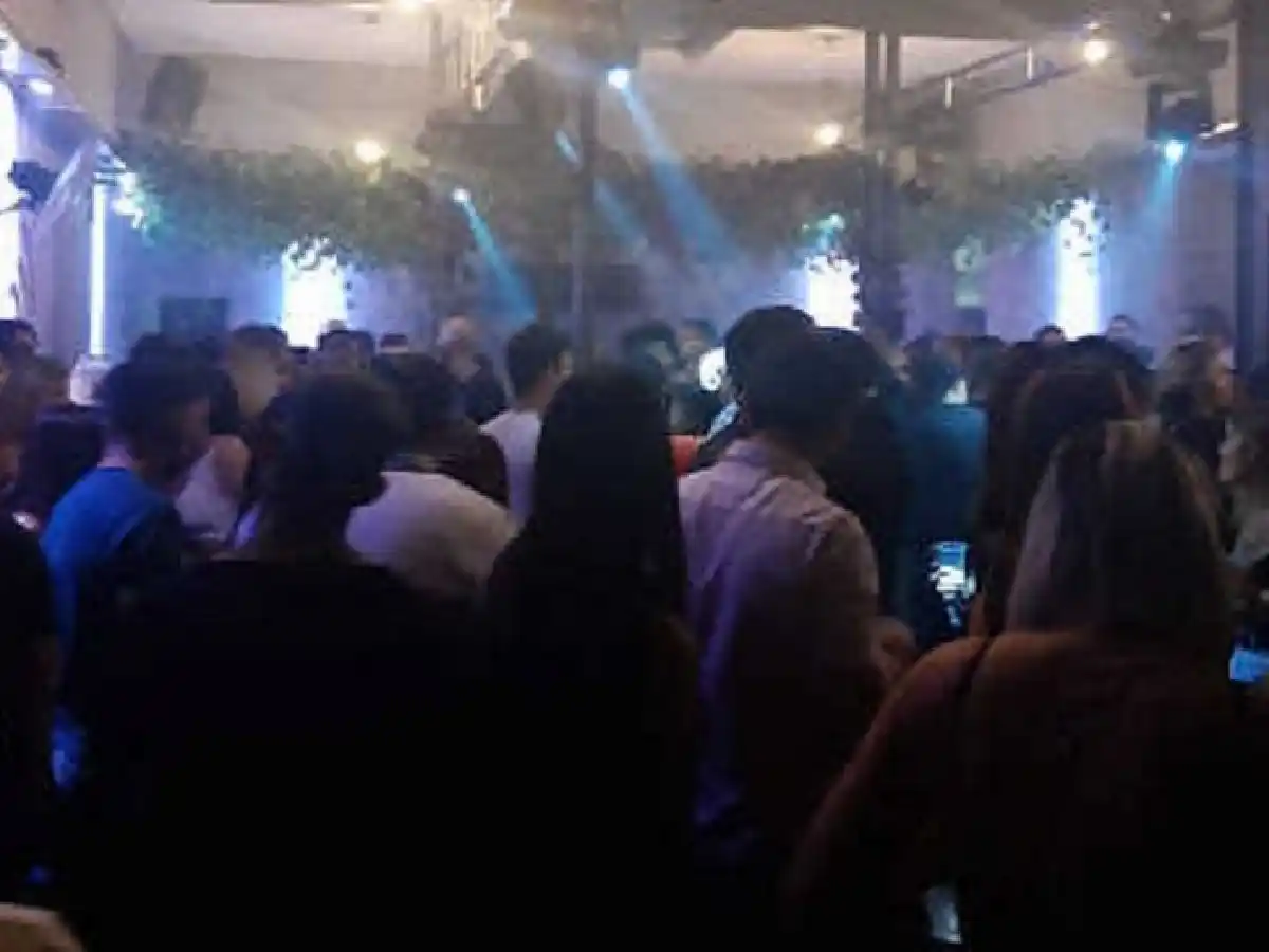 La multaron con $700 mil por una fiesta clandestina del hijo