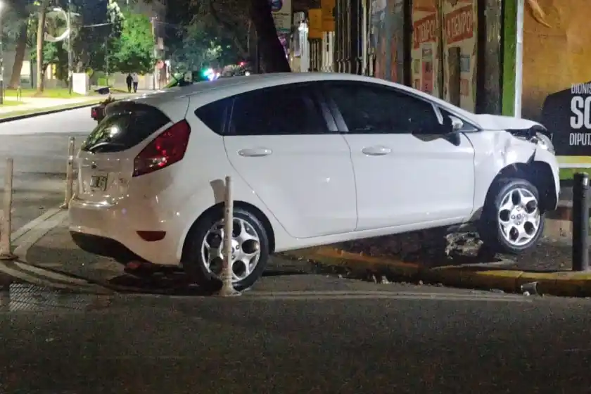 Un joven chocó su auto intentando esquivar a un delivery y le quisieron robar mientras esperaba a la grúa