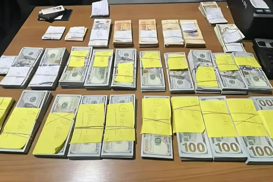 La Aduana detectó 211 mil dólares, 646 mil pesos argentinos y 3.900.000 guaraníes.. Imagen: NA
