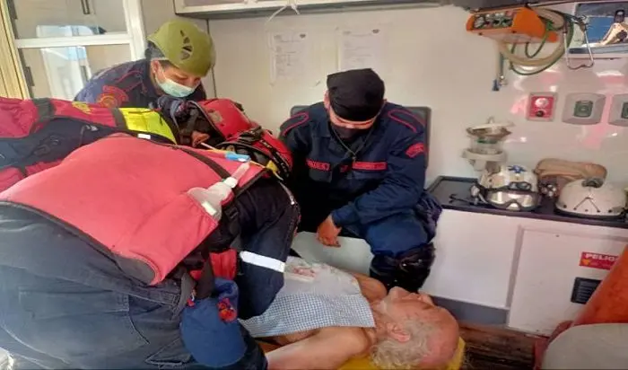 ¡LO LOCALIZAN CON LA ESPOSA MUERTA A SU LADO! Rescatan desnutrido en su apartamento a profesor de la ULA