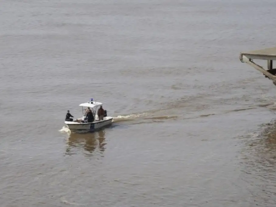 Prefectura continúa rastrillando la zona tras la caída del muchacho al río. (Foto: Alan Monzón)