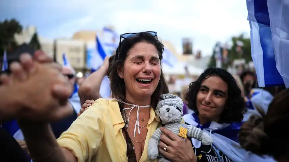Una mujer rompe en llanto tras la liberación de los primeros rehenes (REUTERS/Itai Ron)