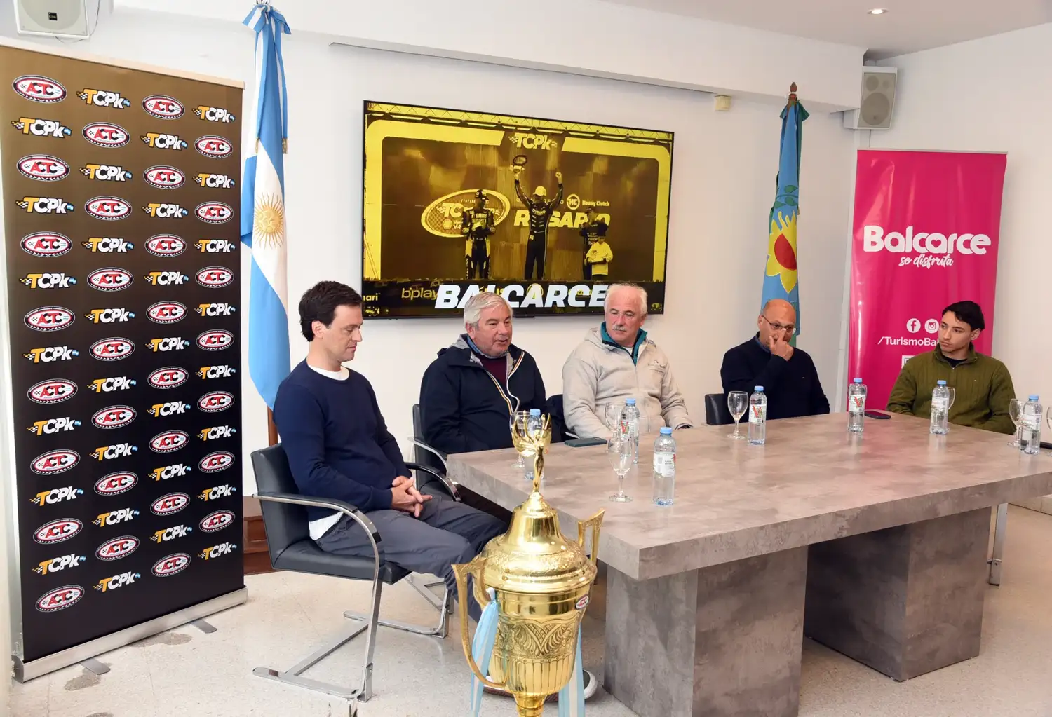La conferencia de prensa se desarrolló en la Cámara Empresaria.