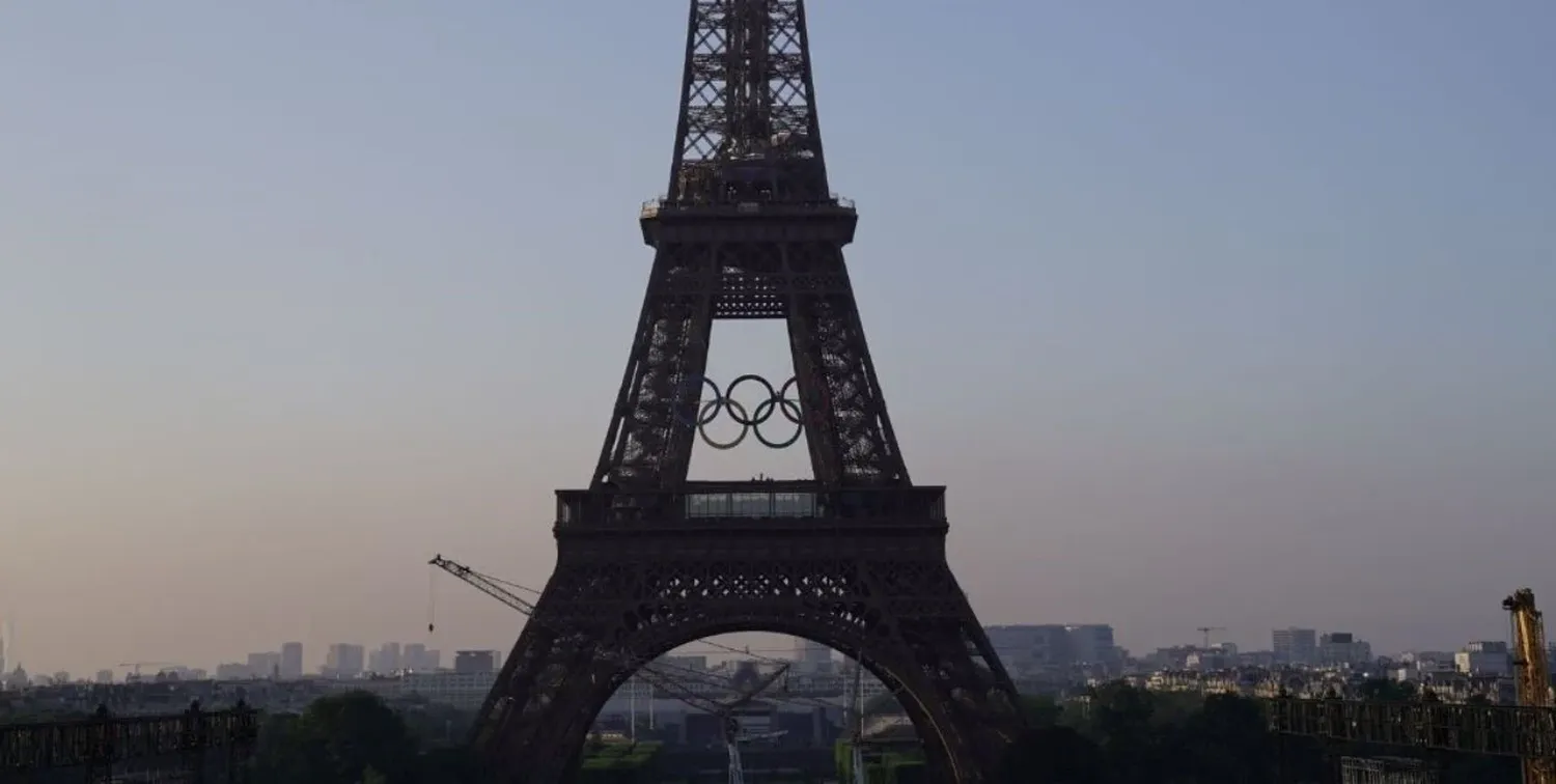La Torre Eiffel y los anillos de los Juegos Olímpicos.