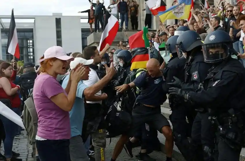 Luego de violentas marchas anticuarentena, escupen e insultan al ministro de Salud alemán