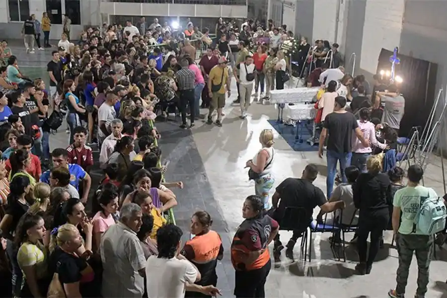 Con un gran dolor, miles de personas despiden al cantante Huguito Flores