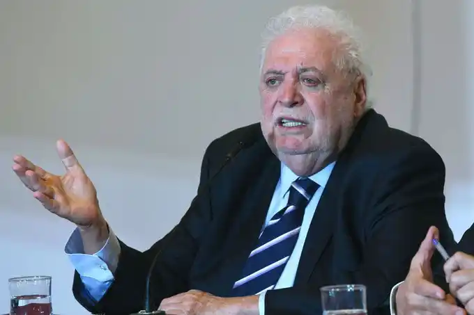 El ministro les prometió a las clínicas que intentará no sacar un DNU