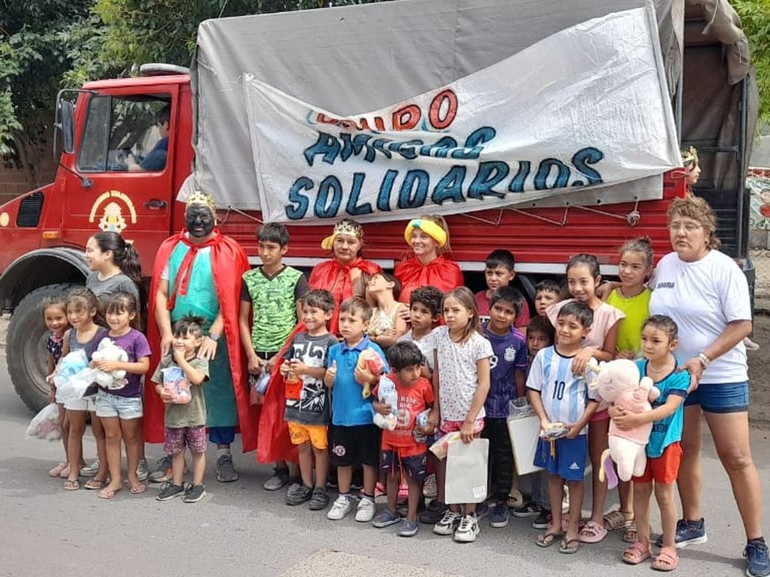 “Los Amigos Solidarios” entregaron regalos en la fiesta de “Reyes Magos”