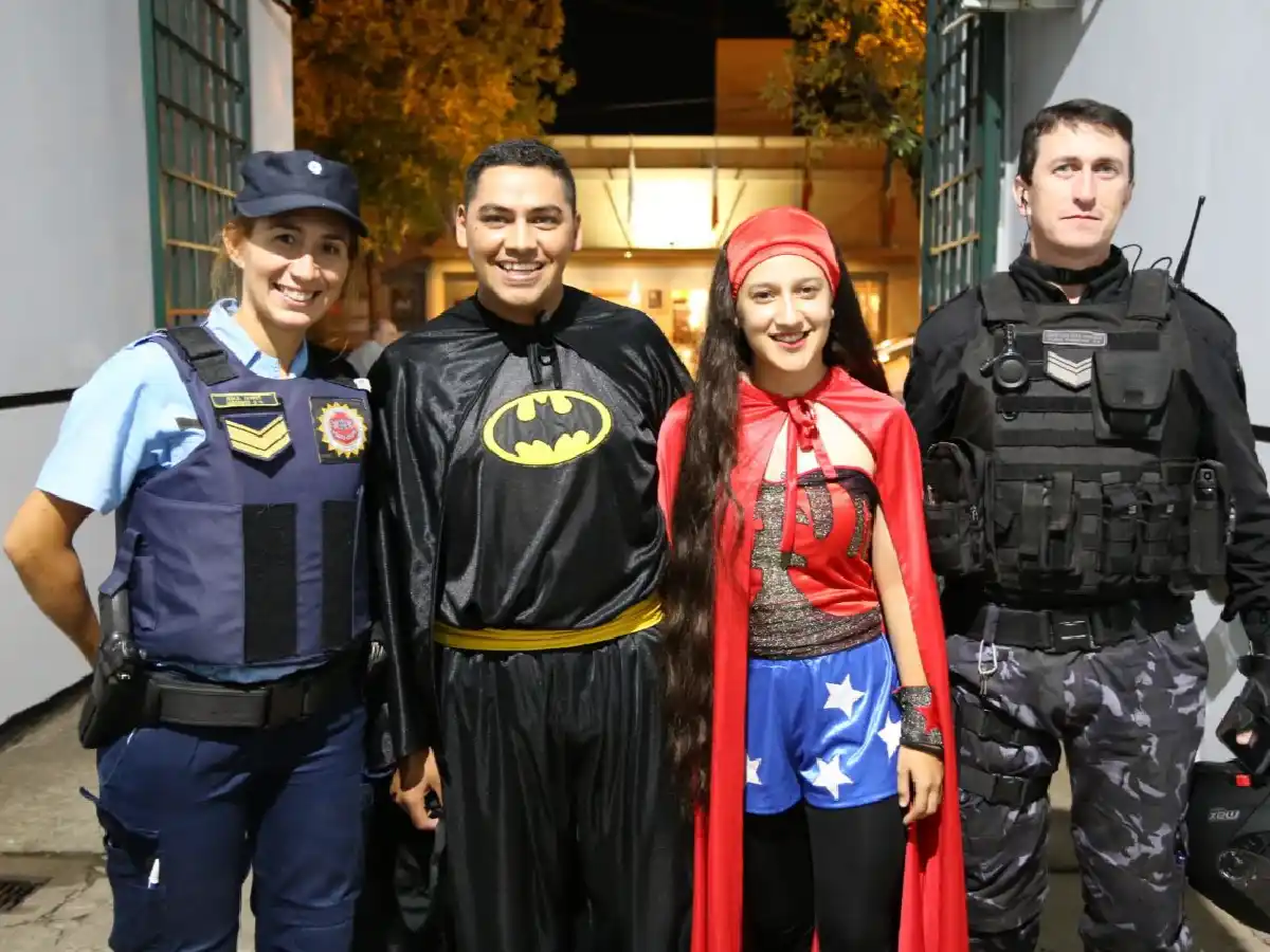 Se quitaron traje azul y se pusieron el de superhéroe 