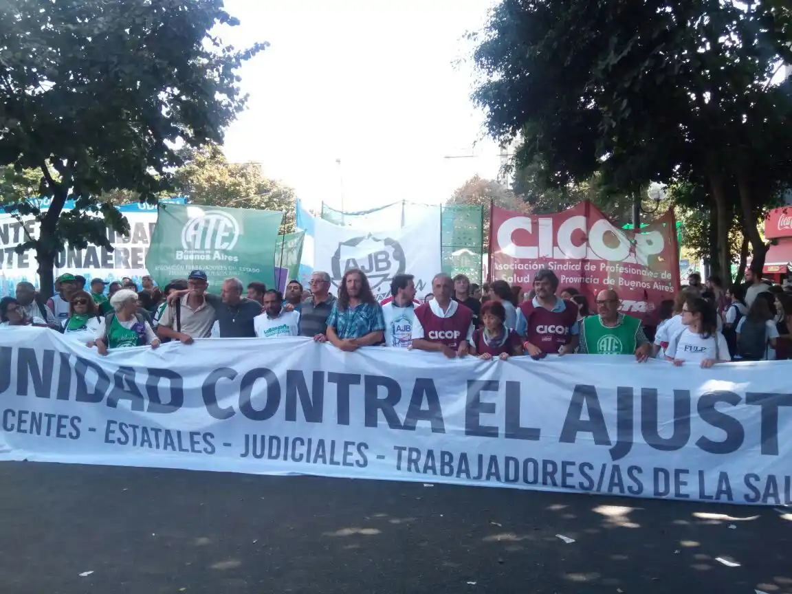 Estatales, judiciales y médicos marchan a la Casa de Provincia y luego con docentes a Plaza de Mayo
