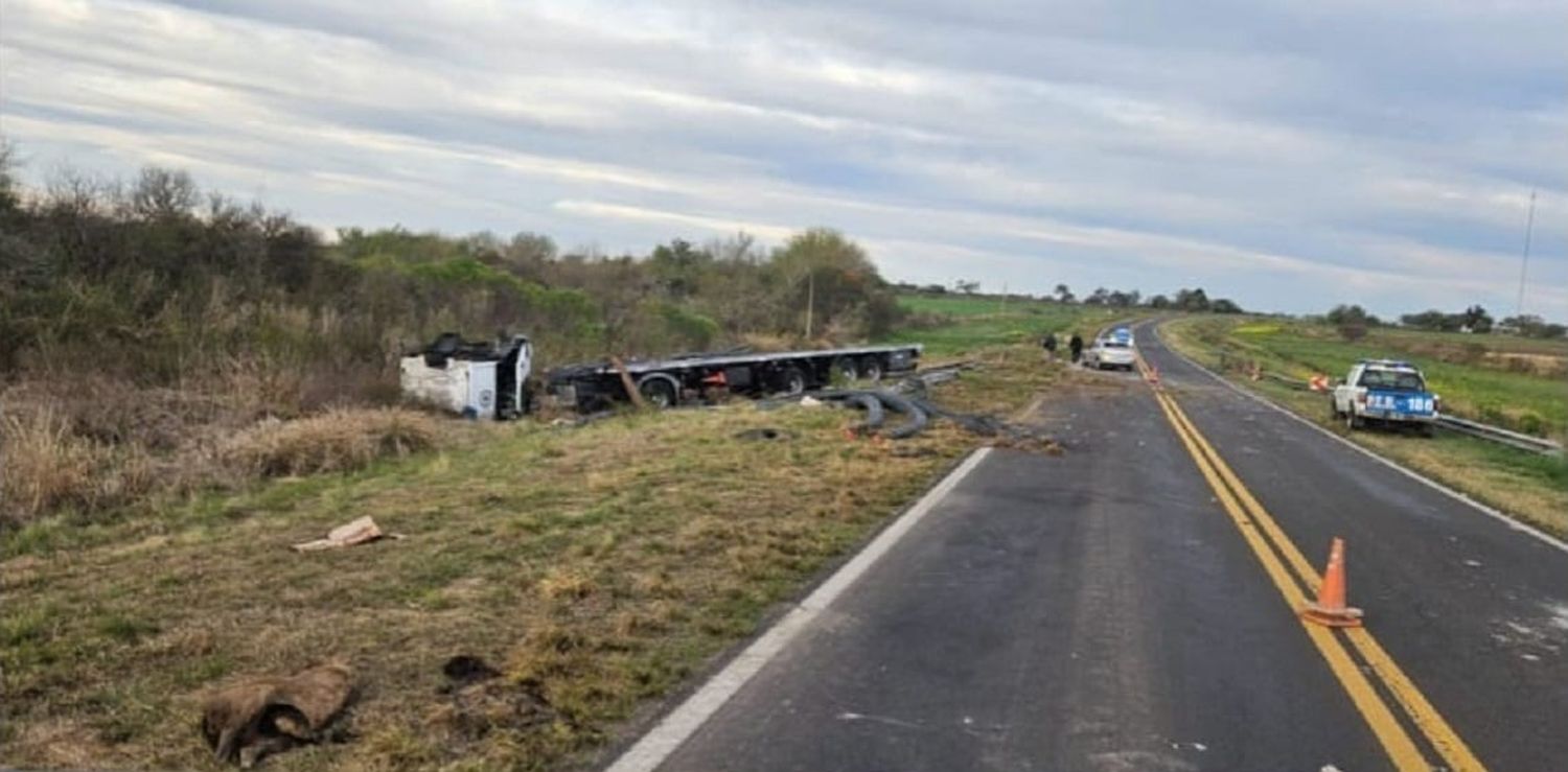 Accidente de tránsito en Ruta 12: Camión volcó al intentar esquivar un animal