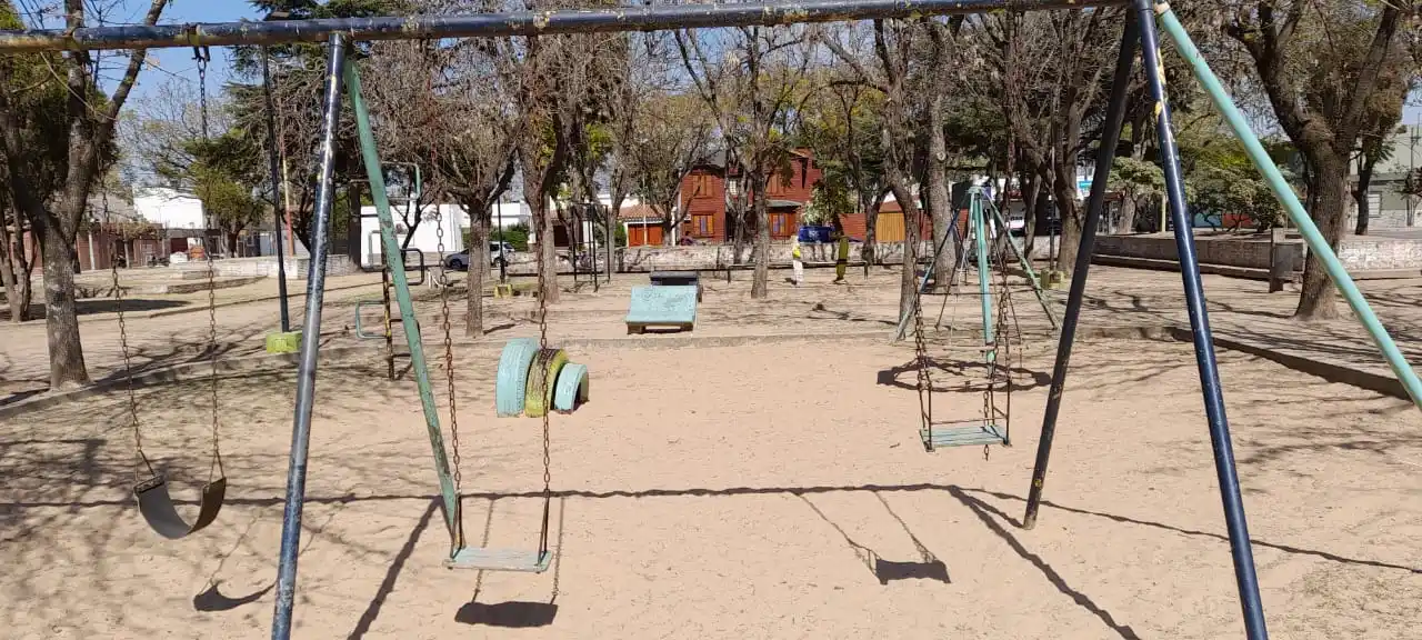 Arreglaron las hamacas de la plaza Martín Fierro: “Hay que ver cuánto duran”