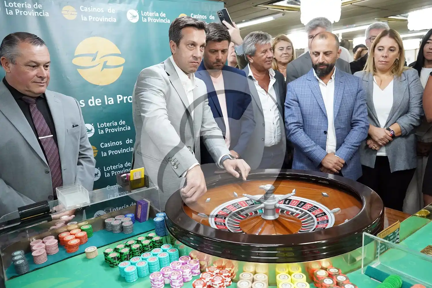 Concentrado. El Intendente procede a lanzar la primera bola oficial del verano en 2025