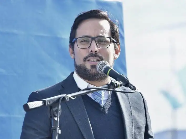 “En Formosa hay un gobernador muy coherente 
en no ir a entregar intereses de los formoseños”