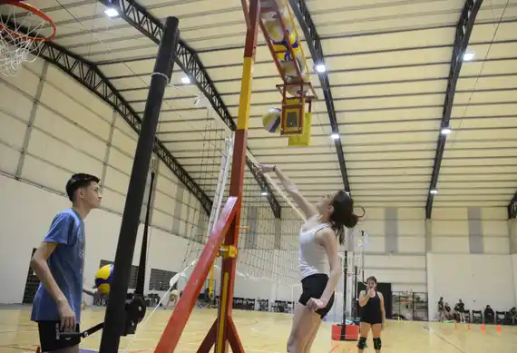 El club EDAL, camino a la excelencia en vóley, se concentra en la técnica y sumó tecnología