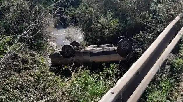 Entre Ríos: Cayó de un puente con su auto y por milagro sufrió solo un golpe