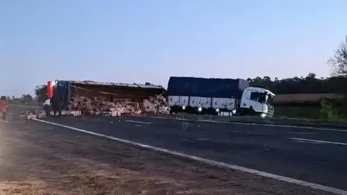 Volcó un camión en la Ruta 12 en el sur de Entre Ríos y está totalmente cortado el tránsito