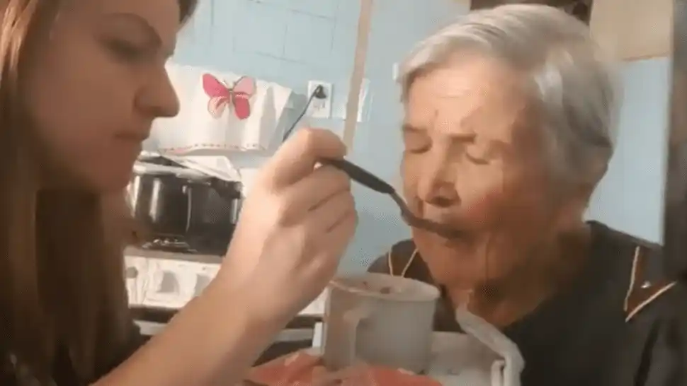 Anciana con Alzheimer reconoce a su hija y la reacción es conmovedora