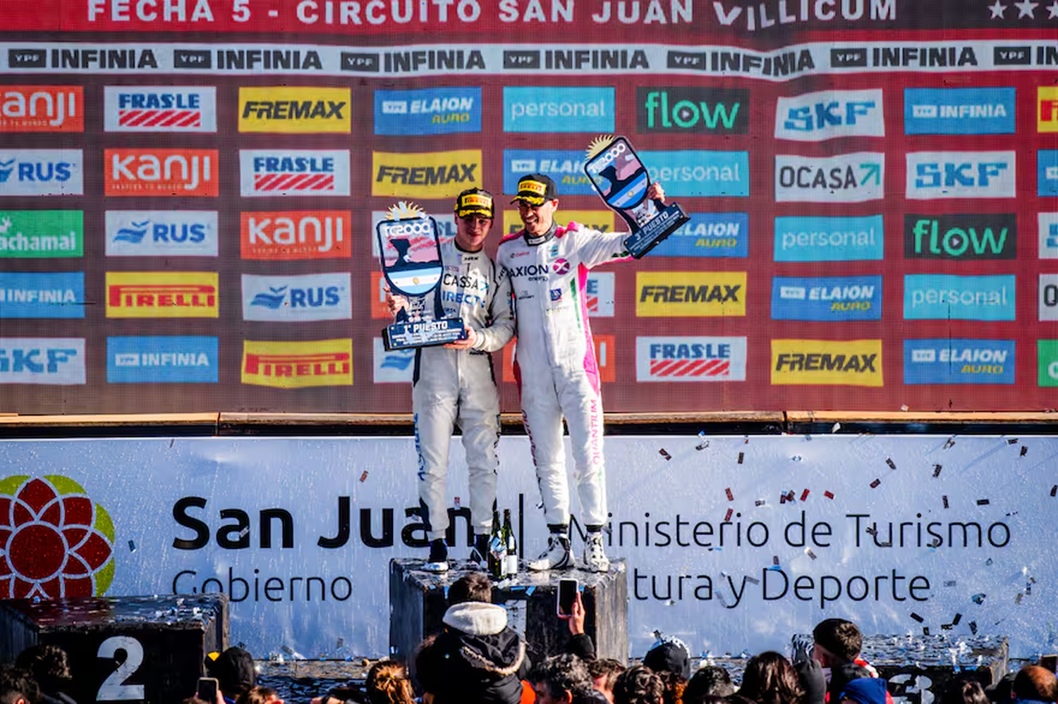 El festejo de Tiago y Leonel Pernía en el podio de Villicum, en la quinta fecha del TC2000; el automovilismo, una pasión familiar que inició el Tano Vicente