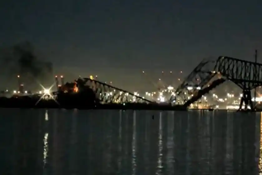 Impactante: un barco derrumbó un puente en Estados Unidos y varios autos cayeron al agua