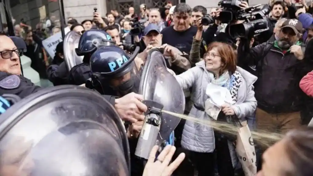 Reprimieron a los jubilados durante una movilización contra el veto