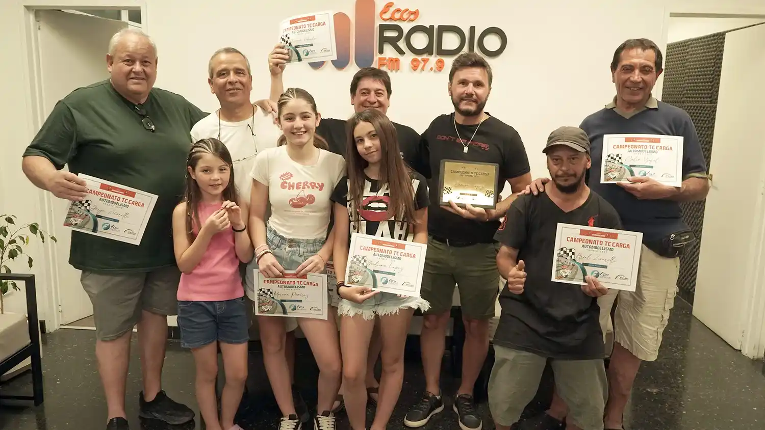 Con el diploma y el trofeo. Los que formaron parte del evento en 2025