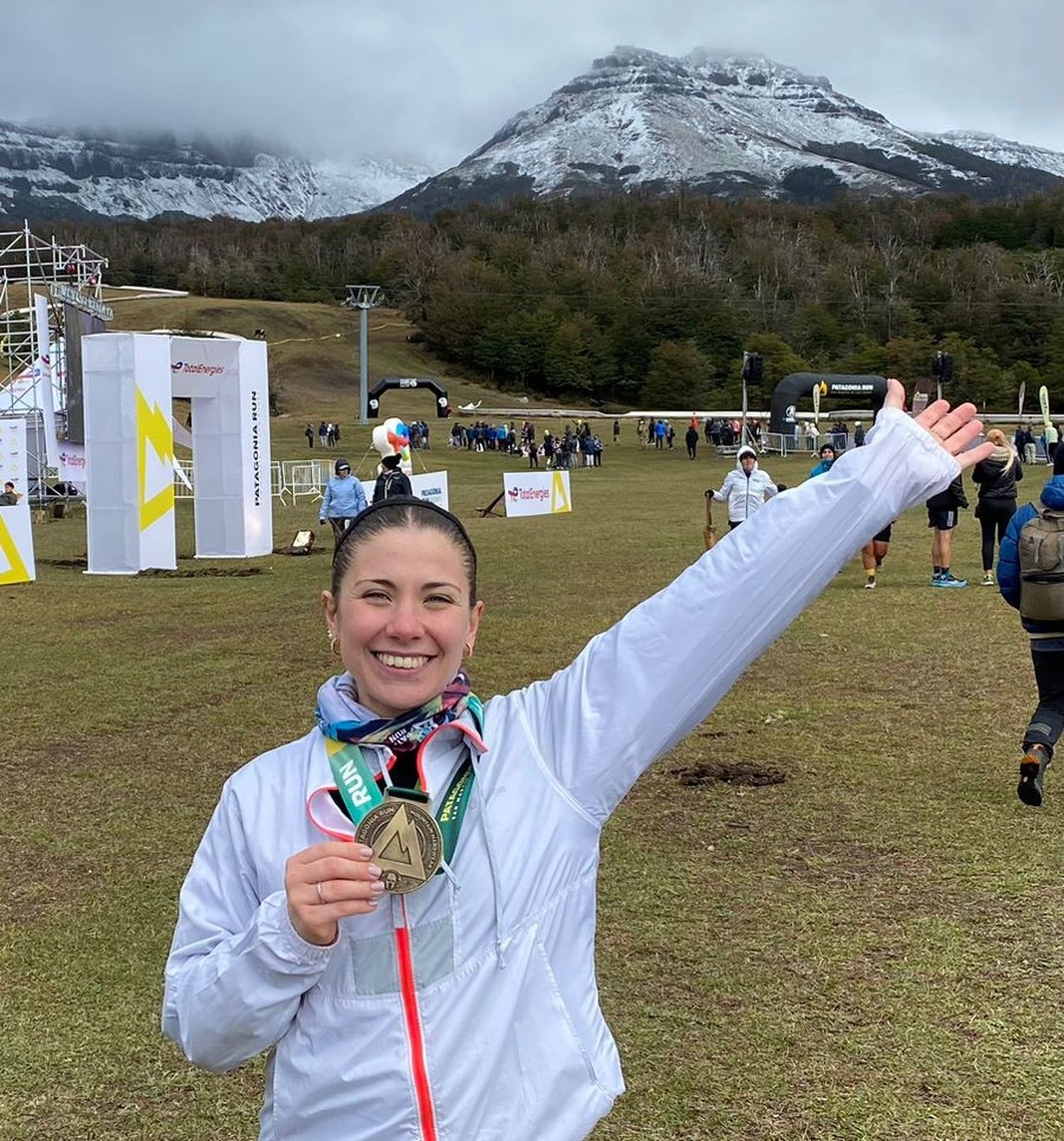 Verina Vezzi con su medalla de oro tras el Patagonia Run 2024