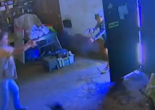 Quisieron robarle a un ferretero de Lanús y se enfrentó a los tiros: El comerciante es un penitenciario retirado