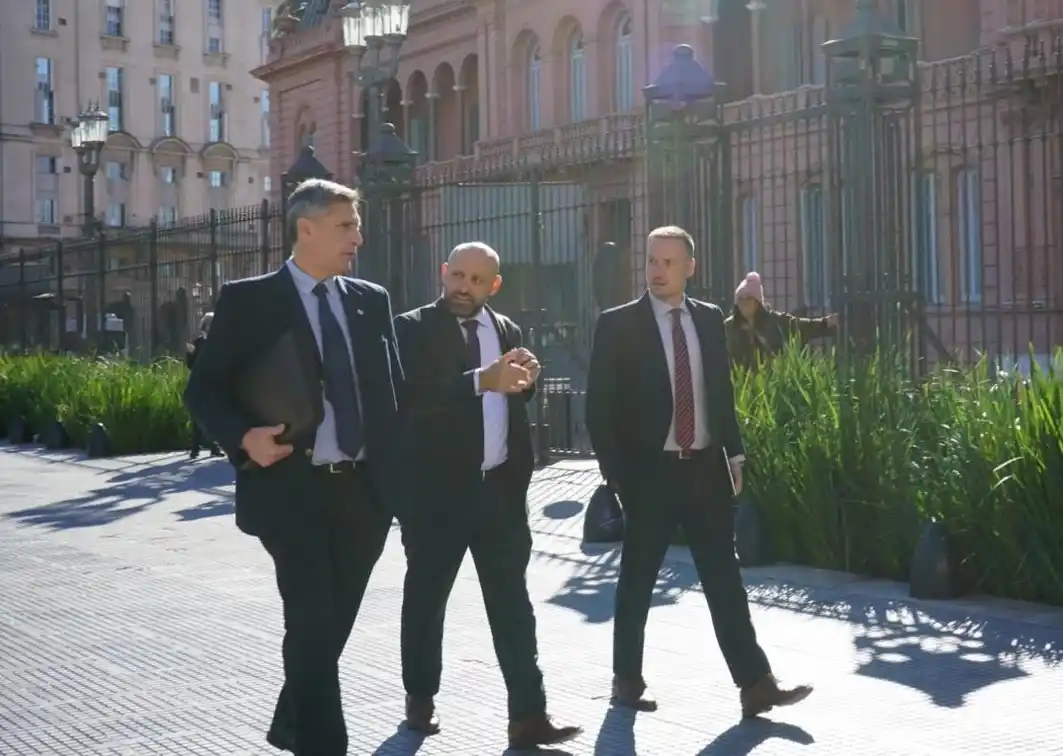 Frente a la Casa Rosada, los ministros santafesinos gestionaron por obras para Santa Fe.