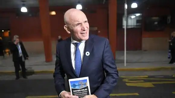 "Si al doctor Espert lo cita la Justicia, tendrá que dar las explicaciones", expresó Adorni