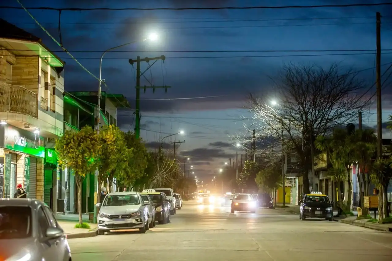 La etapa en curso contempla la colocación de 5000 artefactos LED distribuidos en 13 barrios, con un alcance estimado de más de 80.000 vecinos