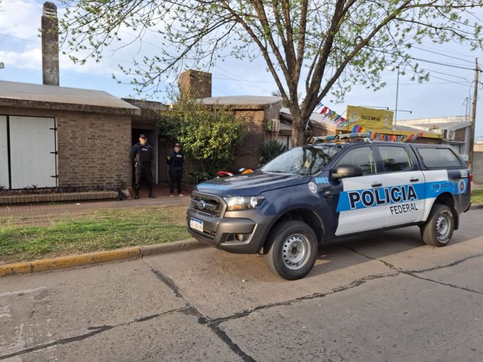 Operativo en Rafaela: la Policía Federal detuvo a un hombre con droga, un arma y celulares - 2
