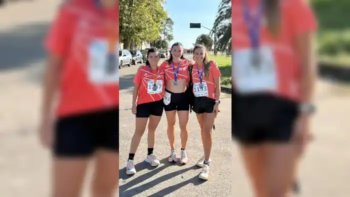 Felicitan a Milagros, Naiquen y Karen por su participación en una carrera