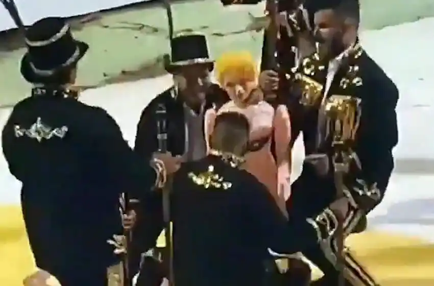 Echaron a comparseros por bailar con una muñeca inflable en el carnaval de Corrientes