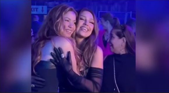Shakira y Thalía se funden en un abrazo