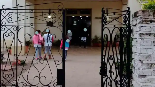 Un perro entró a una escuela y mordió a cinco niños