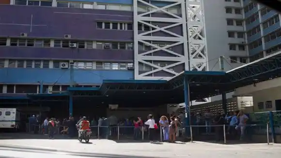 ¡POR UNA MUJER! Policías se cayeron a tiros y dejaron dos muertos y 12 heridos en Mamera