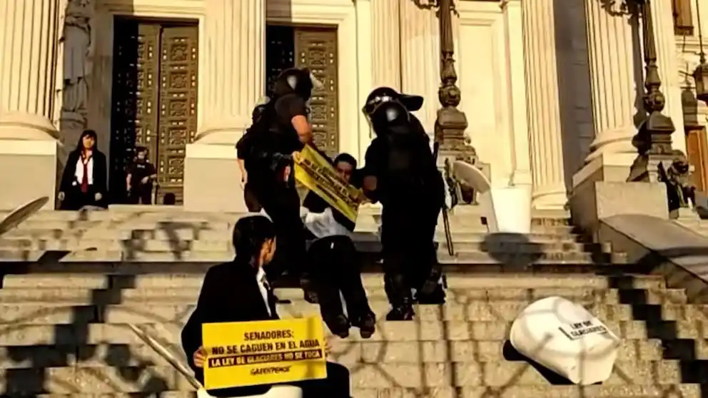 Detuvieron a activistas de Greenpeace tras saltar las rejas del Congreso en protesta por la Ley de Glaciares