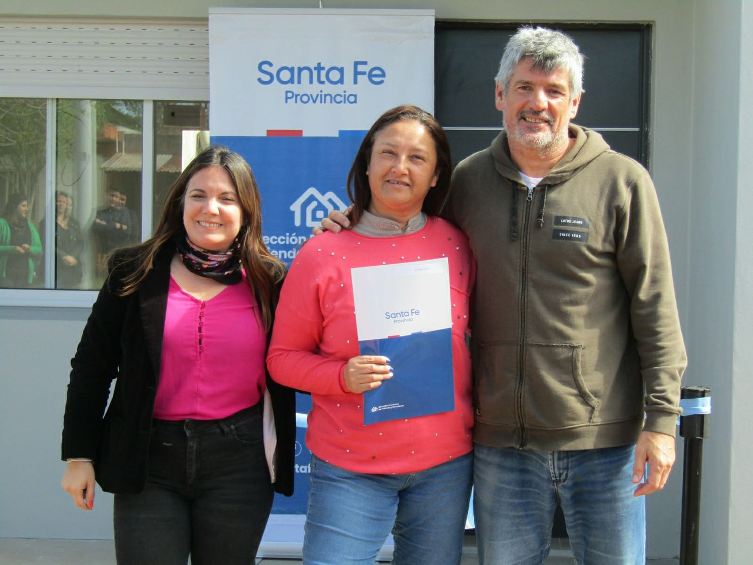 Acto de entrega de vivienda y escrituras a familias de María Teresa