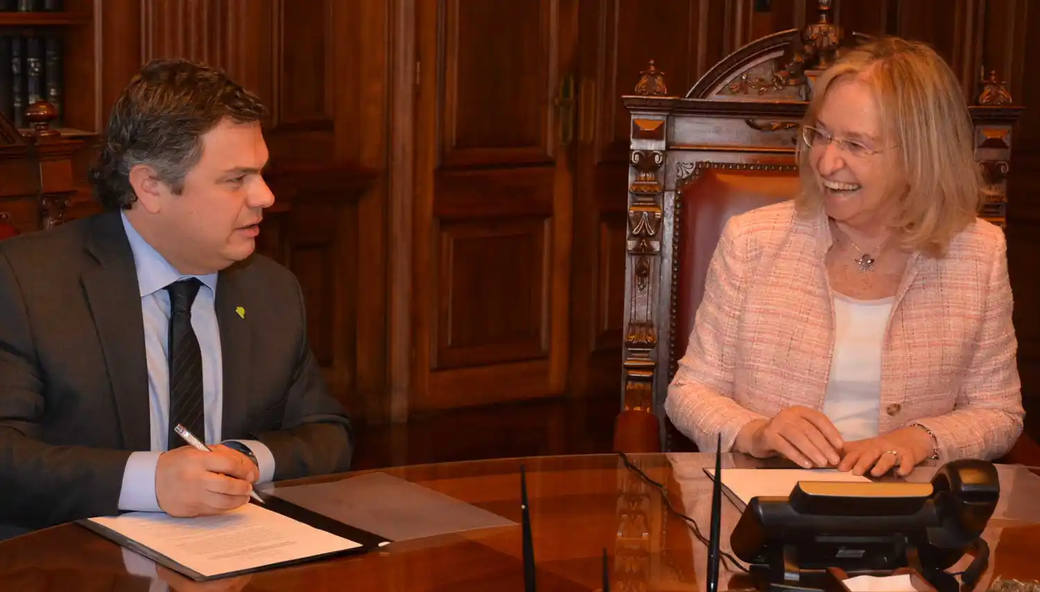 Firman convenio para mejorar proceso de adopción de los niños que viven en los hogares provinciales