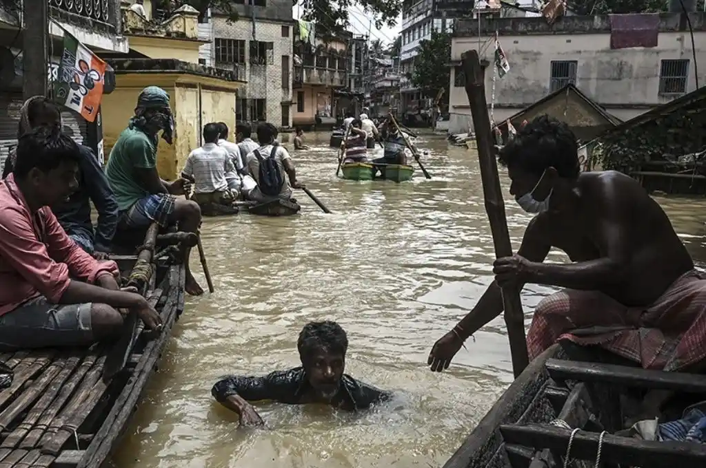 India: miles de evacuados y 16 muertos tras las lluvias monzónicas