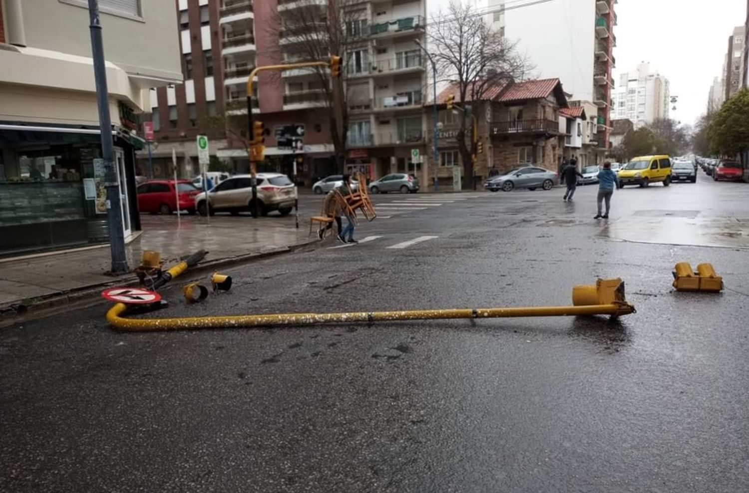 Alarma en el centro: se cayó un semáforo en Colón y Córdoba