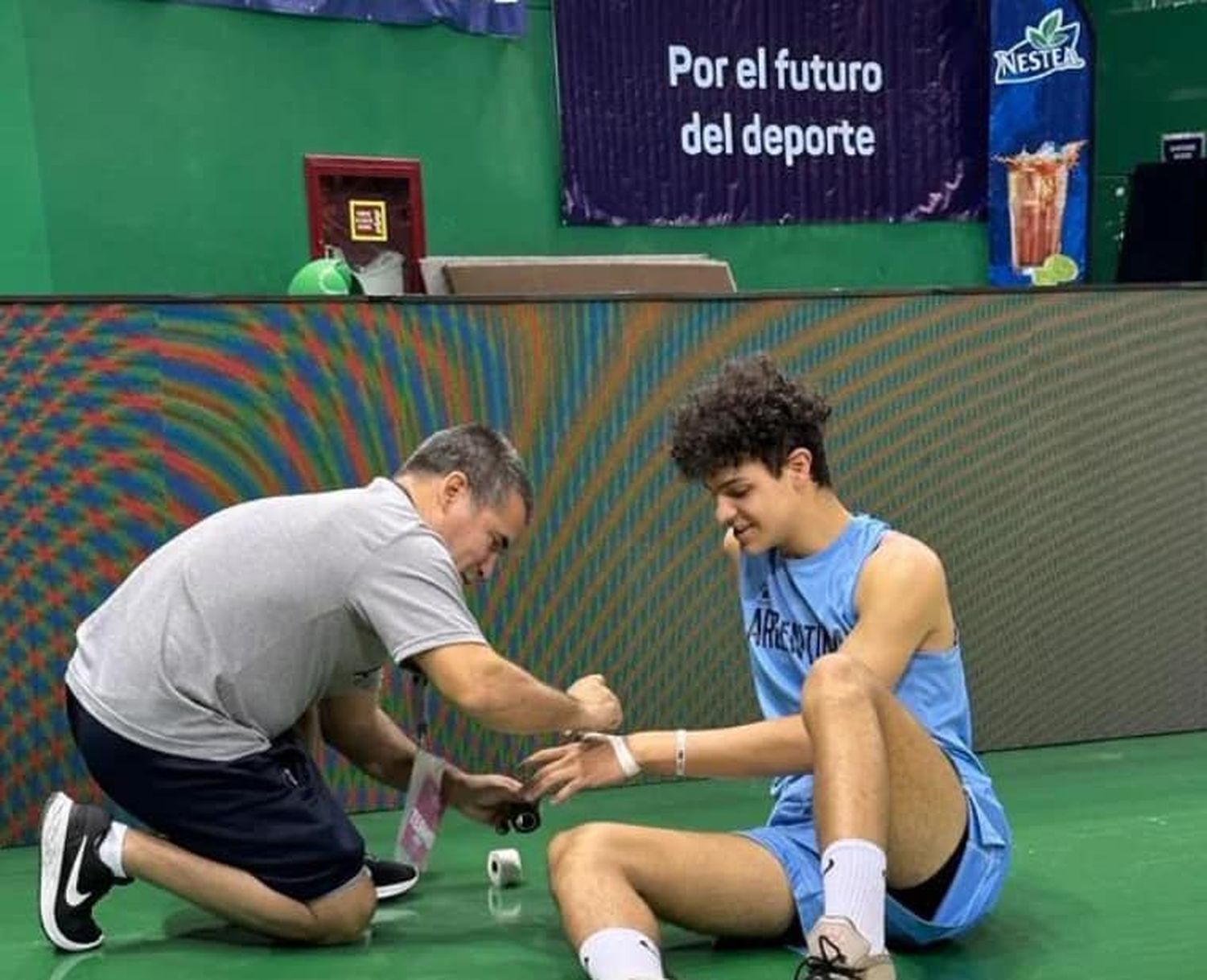 El kinesiólogo gualeguayense Cristian Airala nuevamente convocado para acompañar a un Seleccionado de Argentina de Basquetbol. En esta oportunidad la U-17. Recordemos que este profesional estuvo junto al plantel de Centro Bancario en la Liga Federal; ha colaborado en la preparación física de Lisandro Martínez cuando entrena en Gualeguay y también trabaja junto a la tenista local Josefina López que tenía viaje a Francia para seguir perfeccionando su nivel.