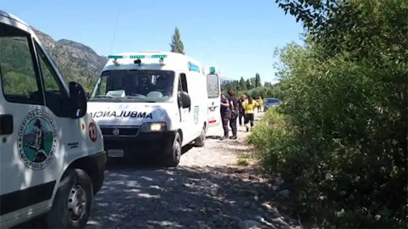 El hecho sucedió cuando la agente se encontraba descansando a la vera del río Azul